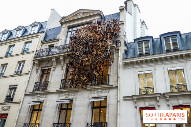 Paris : quel est ce tas de chaises suspendu à un immeuble ?
