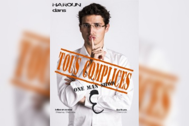 Haroun dans Tous complices au théâtre le Proscenium 