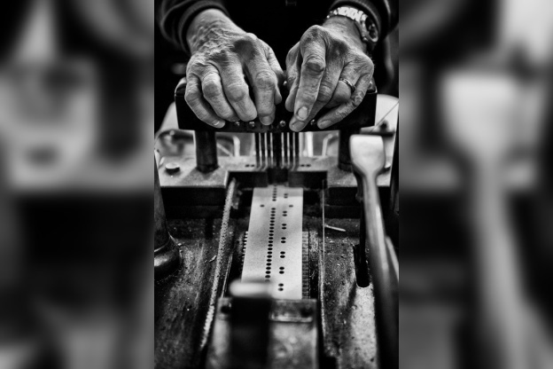 Nikos Aliagas présente Mémoires de mains à la galerie Guillaume