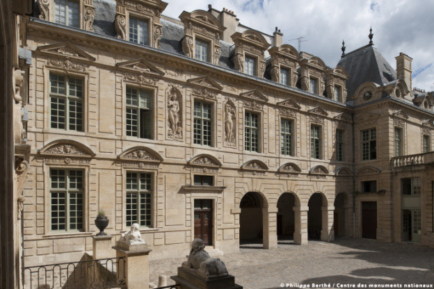 Héros Fracas, le spectacle dans les jardins de l'hôtel de Sully à Paris 