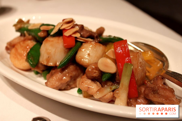 Noix de Saint-Jacques sautés aux poivrons et pois gourmands du chef Ip