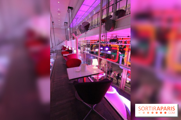 Le Café Renault sur les Champs