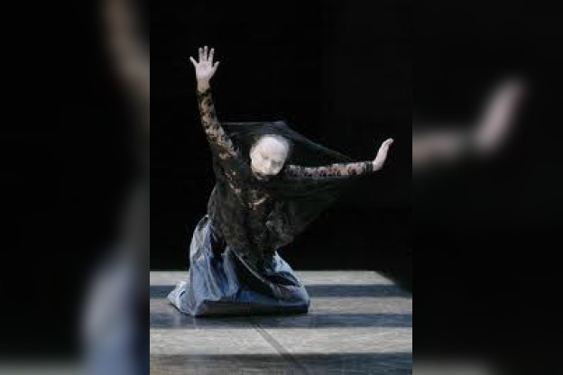 Rencontre entre Carlotta Ikeda du Butô à la danse insensée et les Photographies de Laurencine Lot au Dorothy’s Gallery