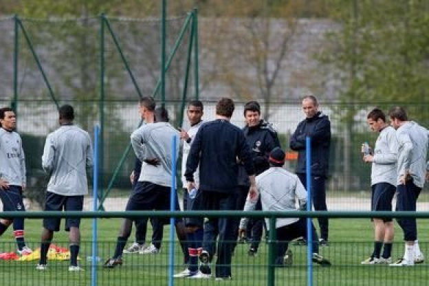 Paul Le Guen et son adjoint Yves Colleu entoure des joueurs - Entrainement - Paris Saint Germain - 21.04.2008 - PSG -Camp des Loges- largeur attitude coach entraineur leguen etirement etirements echauffer echuaffements