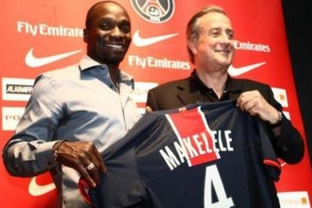 Claude Makelele avec Charles Villeneuve - Paris Saint Germain - Presentation - 21.07.2008 - Conference de Presse - Recrue Recrues Transfert Transferts - Foot Football - PSG - largeur attitude pose portrait president maillot