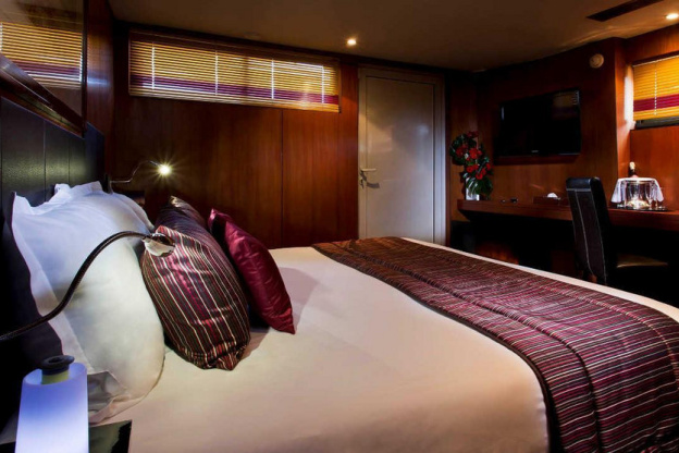 Nuit insolite au fil de l'eau, face à la Tour Eiffel