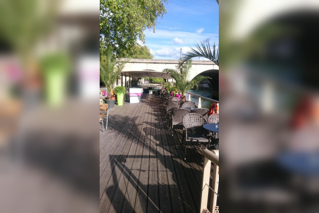 Mademoiselle Rose : cave à manger flottante