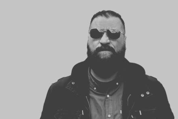 MONA, THE FRENCH KISS