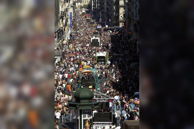 Paris, 18 sept 2004, Montparnasse-Bastille, la Technoparade ˆ fait le plein de participant.
Photographie : Olivier Arandel