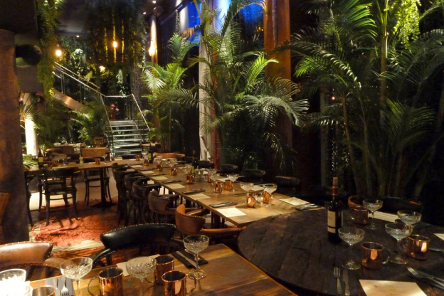 Après, la table à l'esprit "jungle" du Kube Hôtel Paris