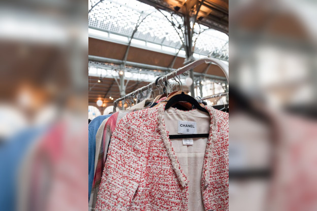 Violette Sauvage organise un vide-dressing luxe dans le Marais 