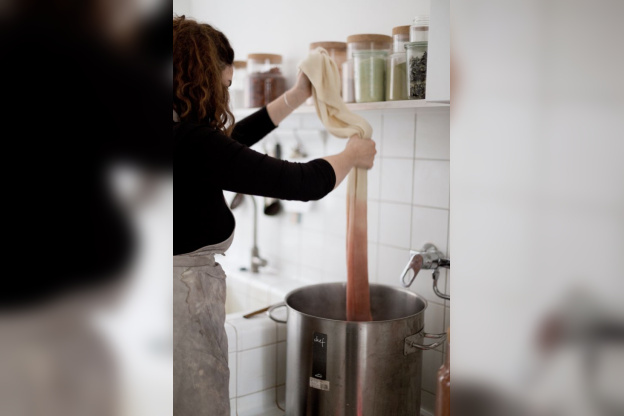 Un atelier d'initiation aux teintures végétales pour les enfants