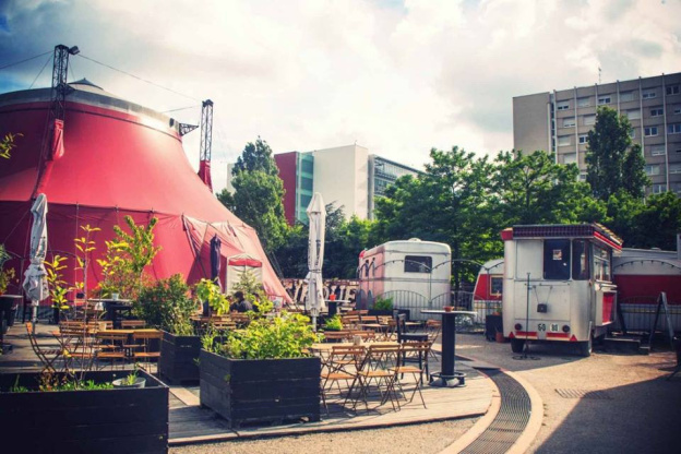 Le Nouveau Tigre, restaurant du Cirque Electrique vous accueille sur sa terrasse tout l'été