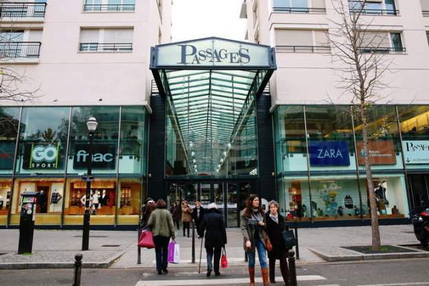 Shopping is dating au centre commercial Les passages