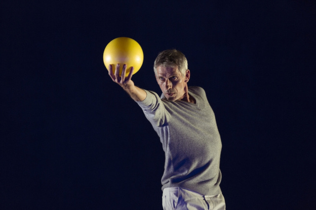 Je parle à un homme qui ne tient pas en place au Rond Point