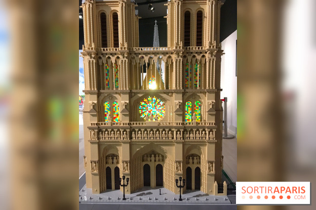 Exposition LEGO à l'Hôtel de Ville - façade de Notre Dame de Paris