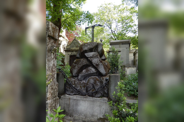 Connaissez-vous l’histoire de cette mystérieuse tombe cryptée au Père Lachaise ?