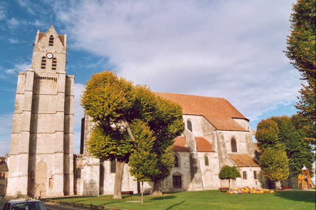 En Île-de-France, un clocher penché aux allures de tour de Pise 