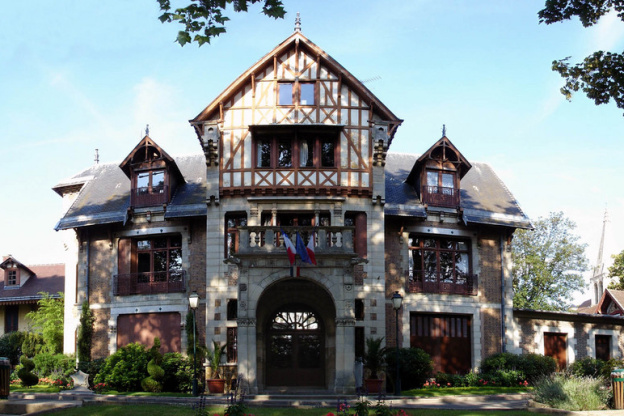 En région parisienne, cette mairie surprenante rappelle les maisons de Normandie