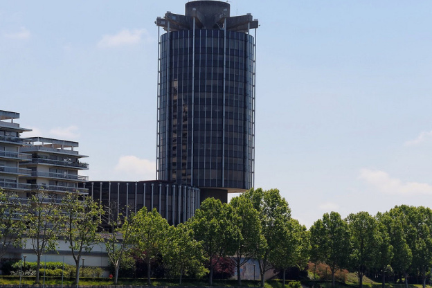 Cette mairie ultra moderne de région parisienne prend la forme d'un gratte ciel