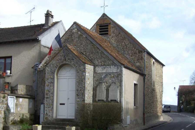 Au cœur des Yvelines, une étonnante mairie-église 