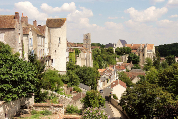 Cette cité médiévale aux jardins suspendus est un trésor du patrimoine d'Île-de-France