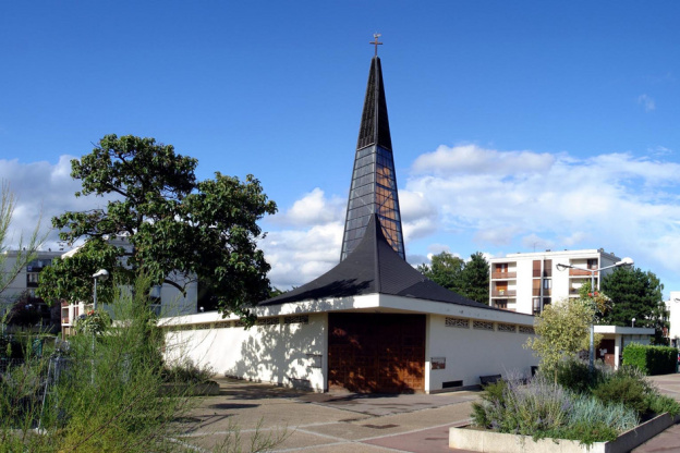 L'architecture étonnante de cette église de région parisienne fait penser à une nageoire