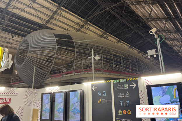 Mais que fait ce ballon dirigeable au cœur de la Gare d'Austerlitz à Paris ? 