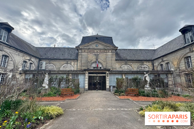 Cette mairie d'Île-de-France se trouve au cœur d'anciennes écuries, vestiges d'un château disparu