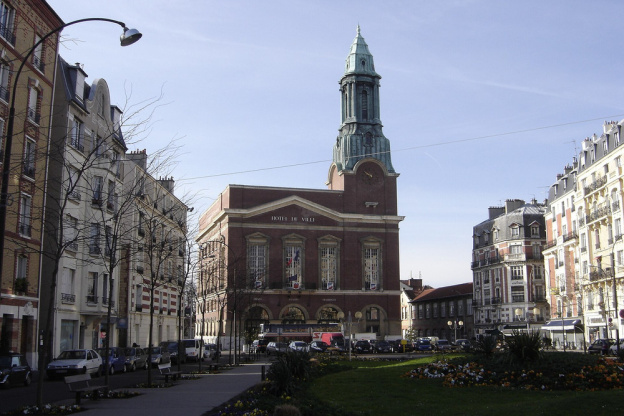 Dans les hauts-de-Seine cette mairie atypique ressemble à une église inachevée 