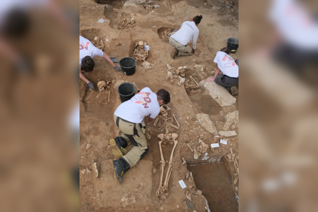 Visite d'un chantier de fouilles au cœur d'une nécropole pour les Journées de l'Archéologie