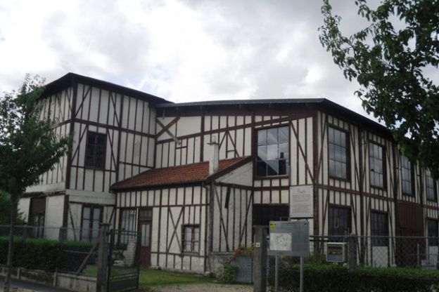 Ce bâtiment de région parisienne est le dernier vestige du premier aérodrome du Monde