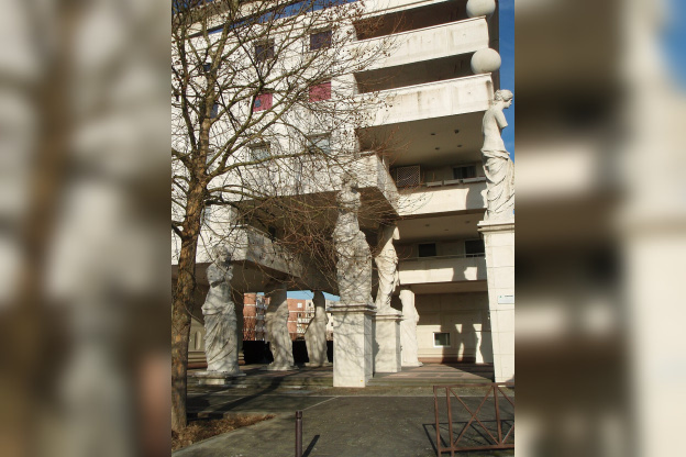 En région parisienne, cet immeuble suspendu sur des sculptures est un trésor du patrimoine contemporain