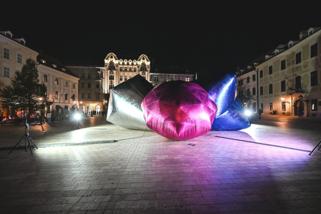 Nuit Blanche 2026 : Des diamants géants s'installent dans la cour de la mairie du 9e à Paris