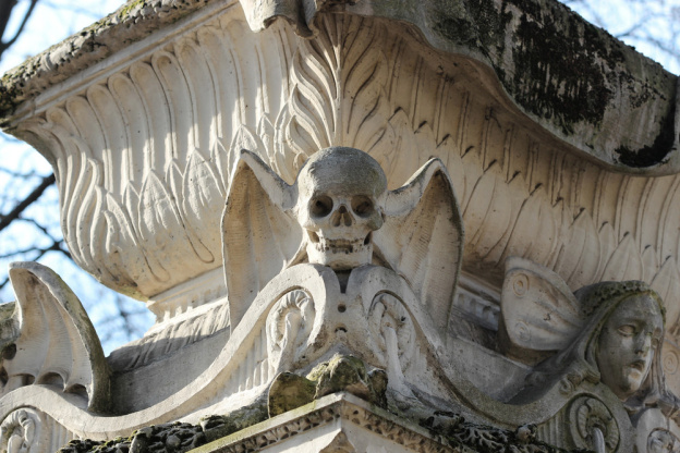 Avez vous déjà remarqué cette tombe ornée de crânes aux oreilles de chauve-souris ?