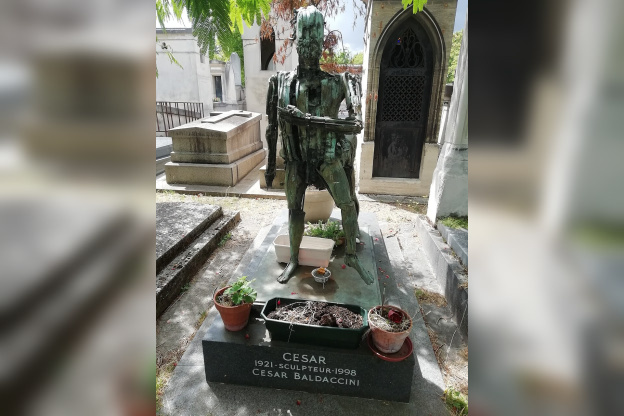 Au cimetière de Montparnasse, un centaure veille sur la tombe de César