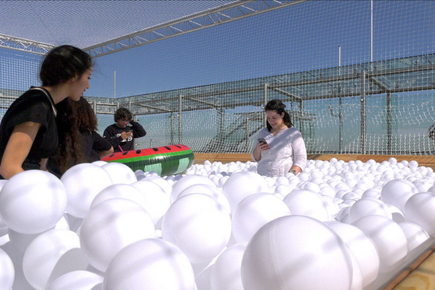Une piscine à balles sur la Tour Montparnasse