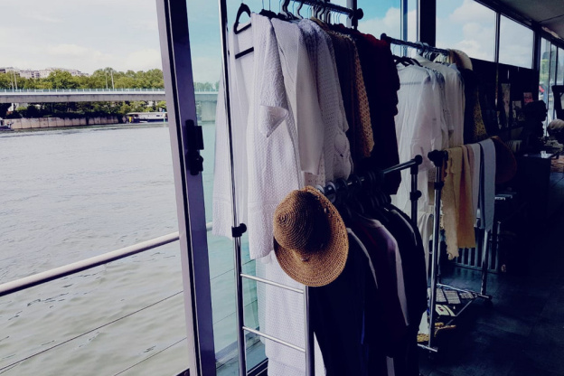 Un pop-up store estival sur une péniche à Paris