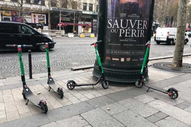 Paris : des parkings pour trottinettes