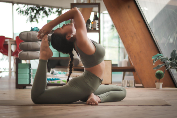 9 cours de yoga en ligne pour rester en forme en restant chez soi