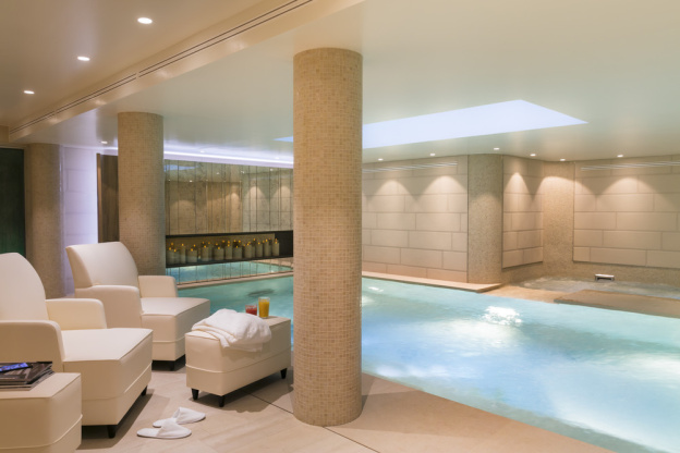 Saint Valentin 2021 à Paris : soirée champagne & macarons et détente au SPA dans un hôtel parisien