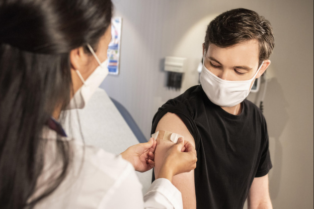 Coronavirus - Vaccination des adolescents : le vaccin Moderna désormais autorisé pour les 12-17 ans 