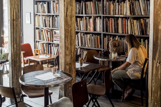 Nuances, un bar à cocktails canon au cœur d'une bibliothèque parisienne