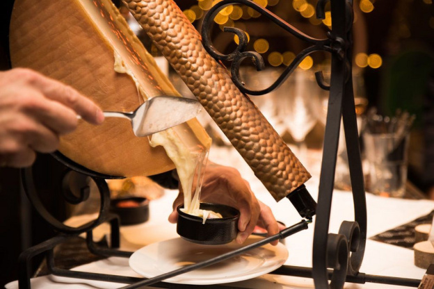 Une terrasse hivernale avec un chalet à raclette sur le rooftop d'un hôtel à Montmartre