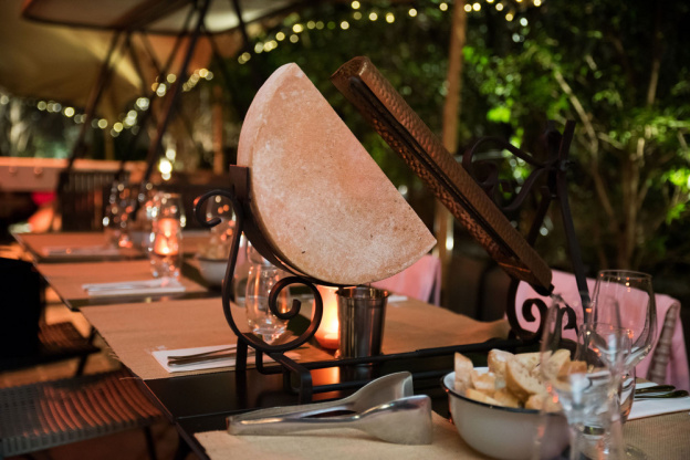 Une terrasse hivernale avec un chalet à raclette sur le rooftop d'un hôtel à Montmartre