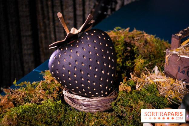 Oeuf de Pâques 2022 par Yann Brys pour l'Hôtel Nolinski : une fraise chocolatée ! 