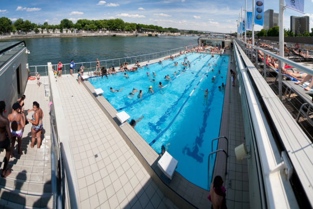 La piscine Joséphine Baker à Paris : une piscine flottante à ciel ouvert sur la Seine
