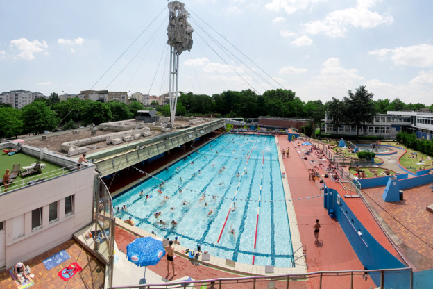 La Piscine Roger Le Gall, un lieu de baignade avec des créneaux naturistes à Paris