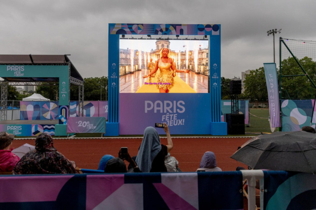 Jeux Olympiques : Aya Nakamura sur le Pont des Arts, l'icône devenue virale sur les réseaux sociaux