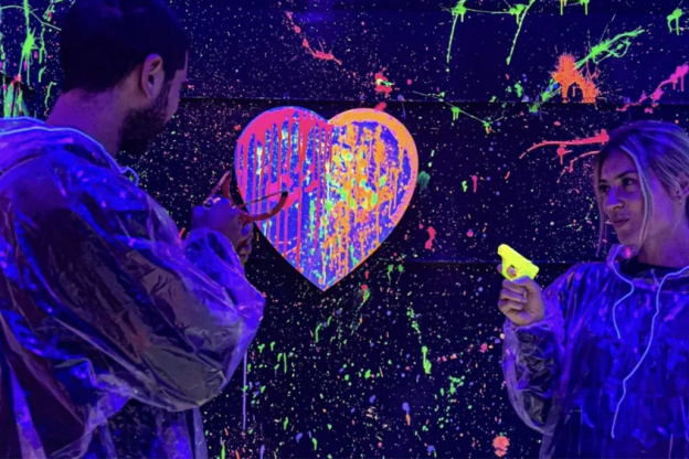 Saint-Valentin à Paris : un atelier de peinture en duo sous UV chez Paint Invaders